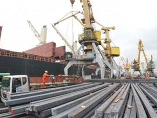 Việt Nam xuất siêu 132 triệu USD sang Lào