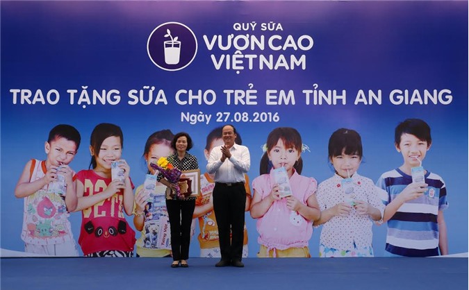 Vinamilk và Quỹ sữa Vươn cao Việt Nam tặng 111.000 ly sữa cho trẻ em