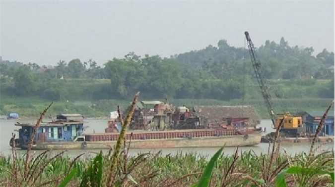 Vĩnh Phúc: Cấp phép khai thác cát tràn lan, phá nát hai bờ sông Lô