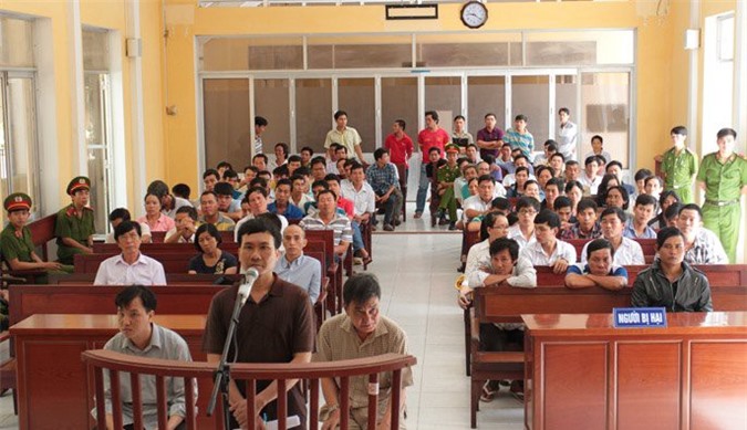 Vụ dùng nhục hình ở miền Tây: 2 bị cáo cười tươi khi HĐXX hội ý