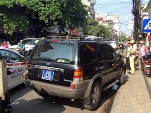 Xe biển xanh đi vào đường cấm gây náo loạn phố Hà Nội