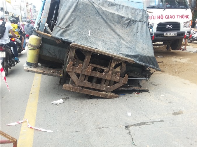 Xe chở rác lọt "hố tử thần", giao thông ùn tắc nghiêm trọng