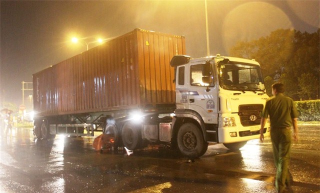 Xe container gây tai nạn cán 2 công nhân chết thảm