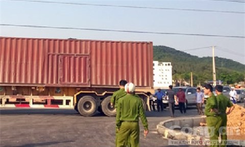 Xe container vướng dây điện trên đường, một tài xế chết thảm