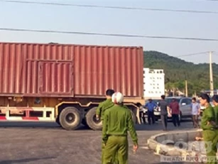Xe container vướng dây điện trên đường, một tài xế chết thảm