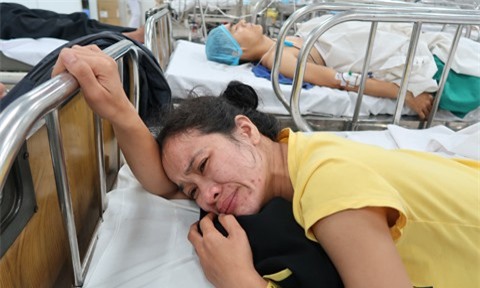 Xe khách lâm nạn lúc rạng sáng, cả gia đình nhập viện