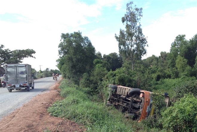 Xe khách lật nghiêng xuống đường, 10 hành khách bị thương