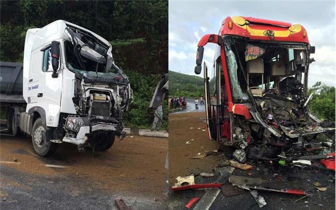 Xe khách nát bét đầu sau cú đâm trực diện xe đầu kéo