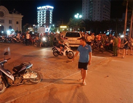 Xe sang Lexus 570 tông loạt xe máy, 5 người trọng thương 