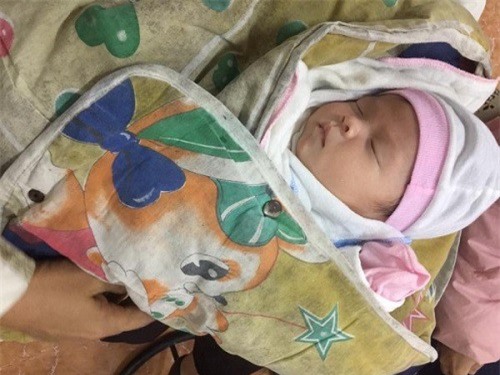 Xót thương bé gái sơ sinh bị bỏ rơi ven đường