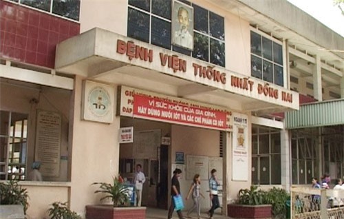 Đang nằm cấp cứu, bệnh nhận bị loa phát thanh của bệnh viện rơi trúng đầu