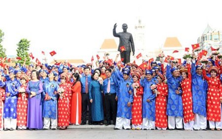 100 đôi uyên ương làm đám cưới tập thể ngày Quốc khánh