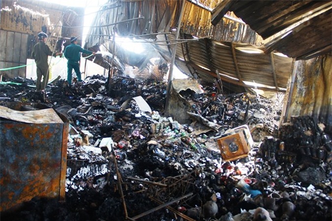 Khánh Hòa: Cháy chợ lúc nửa đêm, nhiều kiốt bị thiêu rụi