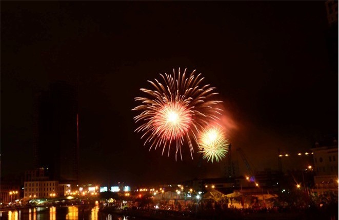 Ngắm màn bắn pháo hoa lung linh sắc màu mừng Quốc Khánh 2/9