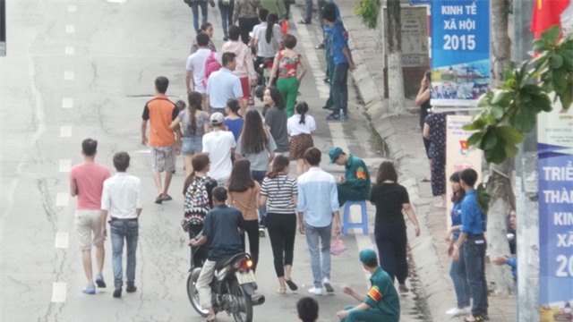 Quốc khánh 2/9: Dòng người đang đổ về những "tuyến phố diễu binh"