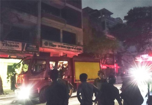 Cháy nhà ở TP HCM lúc chủ nhà đi xem pháo hoa