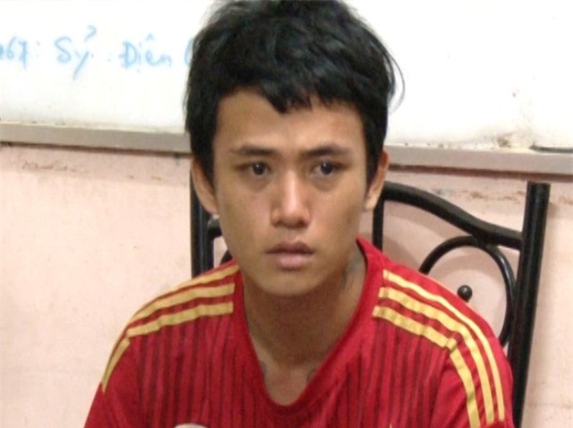 Chở phụ nữ, người đàn ông bị đâm vào cổ tử vong trên đường