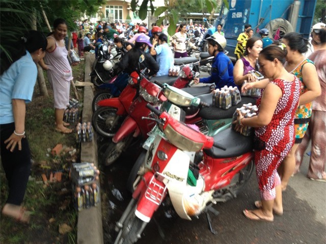 Công nhân bức xúc vì được tặng nước giải khát C2 Ô long "cận đát"