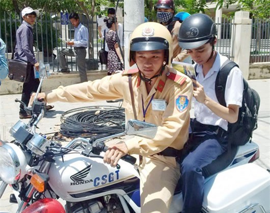 CSGT sẵn sàng đưa đón học sinh lạc đường dịp khai giảng năm học mới