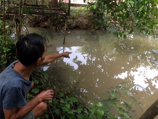 Giận vợ, người cha 16 tuổi ném con trai xuống ao nước