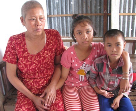 Ông bị liệt, bà ung thư vú, hai đứa trẻ mờ mịt tương lai