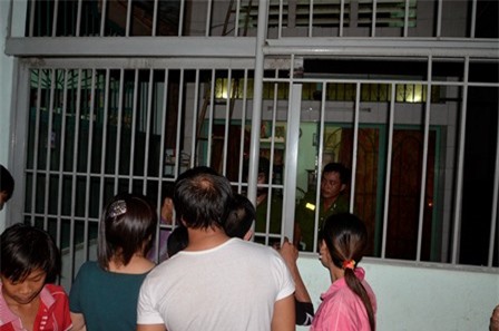 Kẻ đánh bà nội 73 tuổi bầm dập, vung kéo đâm công an sa lưới