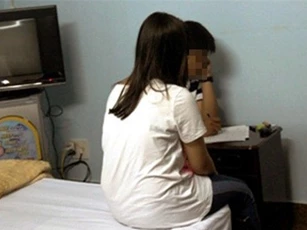 Vào nhà nghỉ không "chiều" người tình, thiếu phụ bị đánh "suýt chết"