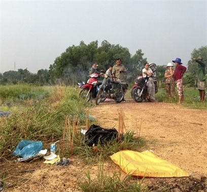 Xót thương bé sơ sinh còn nguyên dây rốn bị vứt ngoài đồng