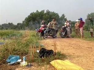 Xót thương bé sơ sinh còn nguyên dây rốn bị vứt ngoài đồng