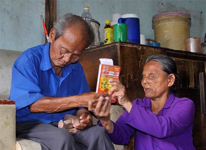 Cụ ông mù lòa 40 năm bán vé số nuôi vợ bệnh tật