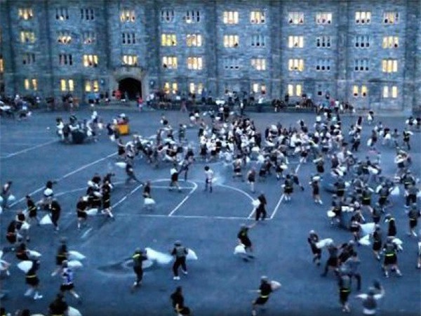 Dùng gối làm "vũ khí", học viên quân sự Mỹ đánh nhau bất tỉnh