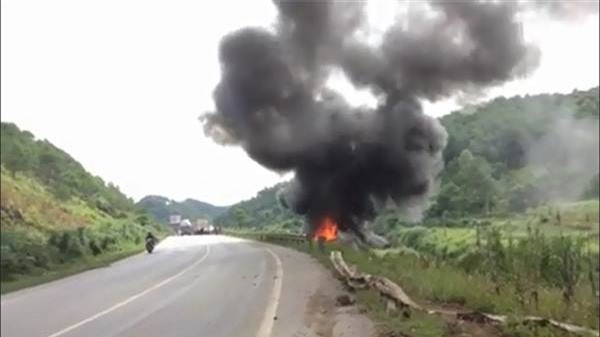 Lạng Sơn: Xe đầu kéo bốc cháy dữ dội sau khi đâm dải phân cách