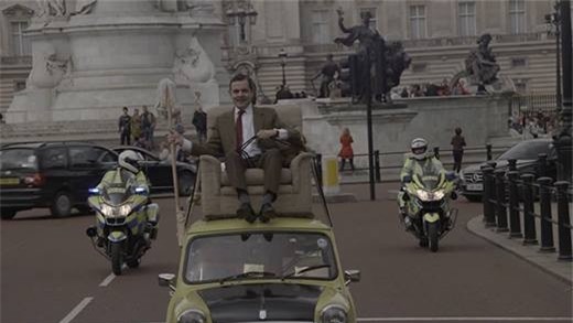 Mr. Bean ngồi nóc xe hơi diễu phố mừng "sinh nhật" 25 tuổi