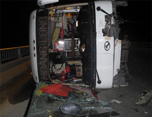 Xe giường nằm lật ngang cầu, 7 người bị thương