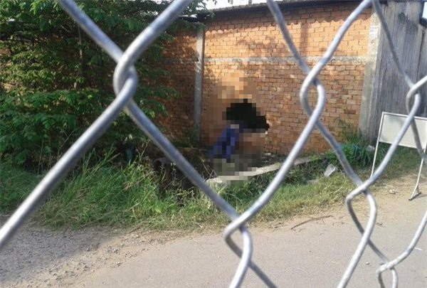 Xe máy lao qua mương nước, đâm thủng tường nhà dân, 2 người chết