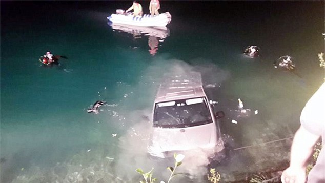 Đang "mây mưa" ở ghế sau thì xe lao thẳng xuống hồ