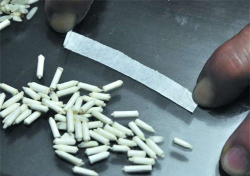 Kinh hoàng phát hiện gạo giả được làm từ giấy hết sức tinh vi