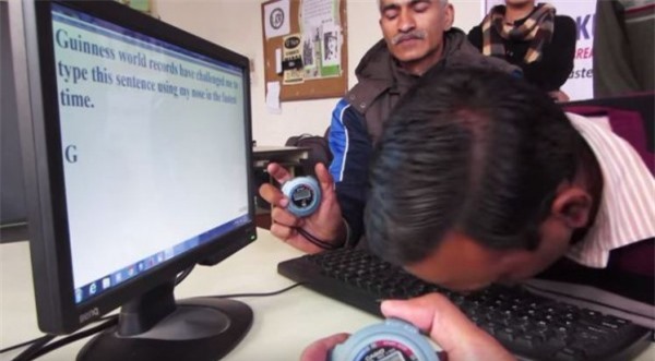 Kỷ lục đánh máy bằng mũi nhanh nhất thế giới bị xô đổ