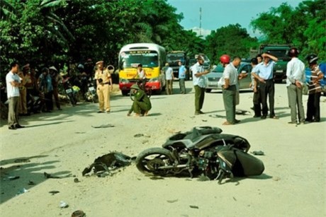 Tai nạn bất ngờ giữa xe khách và xe máy, 1 người chết thảm