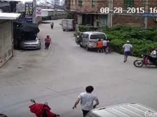 Xe minibus cuốn bé trai 11 tháng tuổi vào gầm lúc "ôm cua"