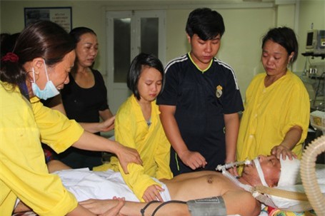 “Bố tỉnh dậy để chở con đi học, bố ơi”