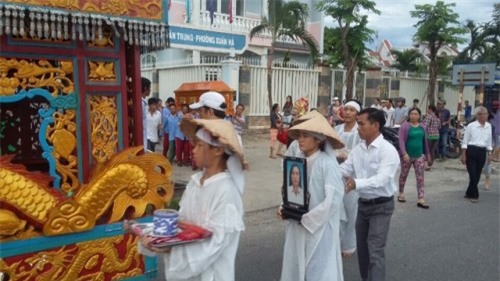 Cả xóm lo đám tang cho người phụ nữ vô gia cư