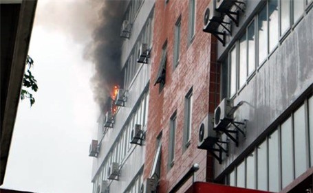 Hà Nội: Cháy tòa nhà 6 tầng trong cơn mưa lớn