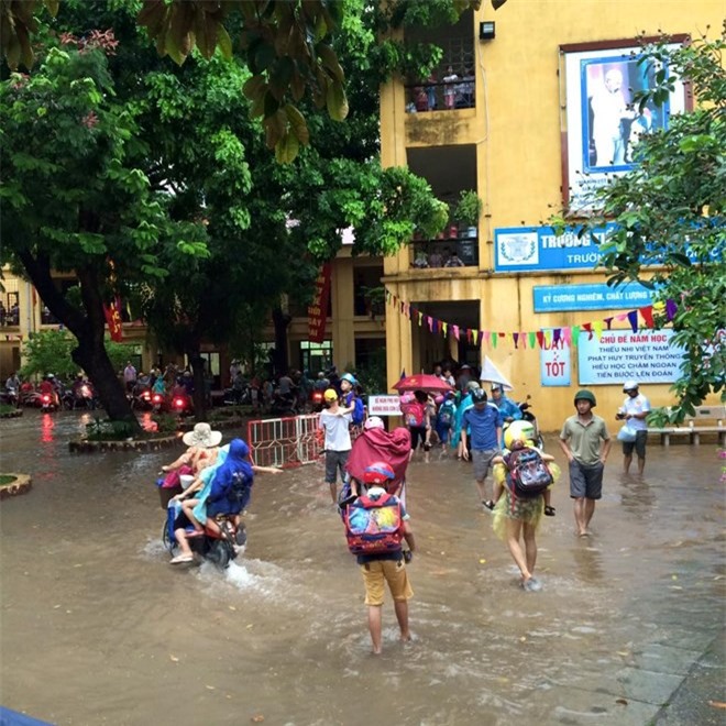 Mưa lớn ở Hà Nội: Học sinh đội mưa, lội nước tới trường