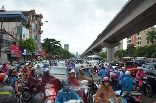 Đường Hà Nội tắc nghẽn kéo dài sau cơn mưa lớn