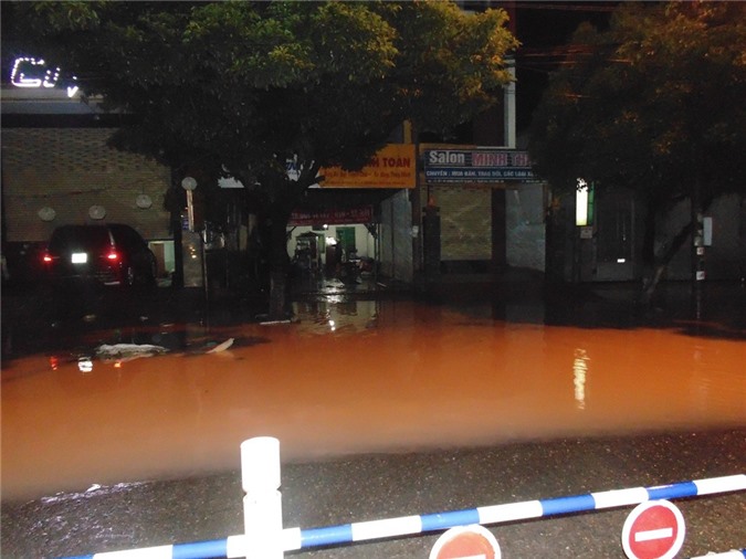 Đồng Nai: Thành phố Biên Hòa ngập nặng sau cơn mưa đêm