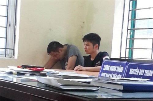 Hai cô gái bị dẫn kẻ ngoại quốc vào nhà rồi bị khống chế