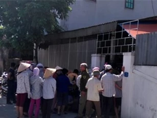 Người dân tiếc thương 2 mẹ con chết treo cổ trong phòng
