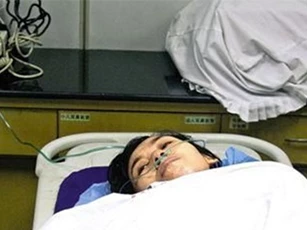 Người phụ nữ thoát chết nhờ áo ngực khi bị sét đánh