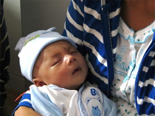 Bé trai bị đâm xuyên sọ: Đáng yêu ngày tái khám